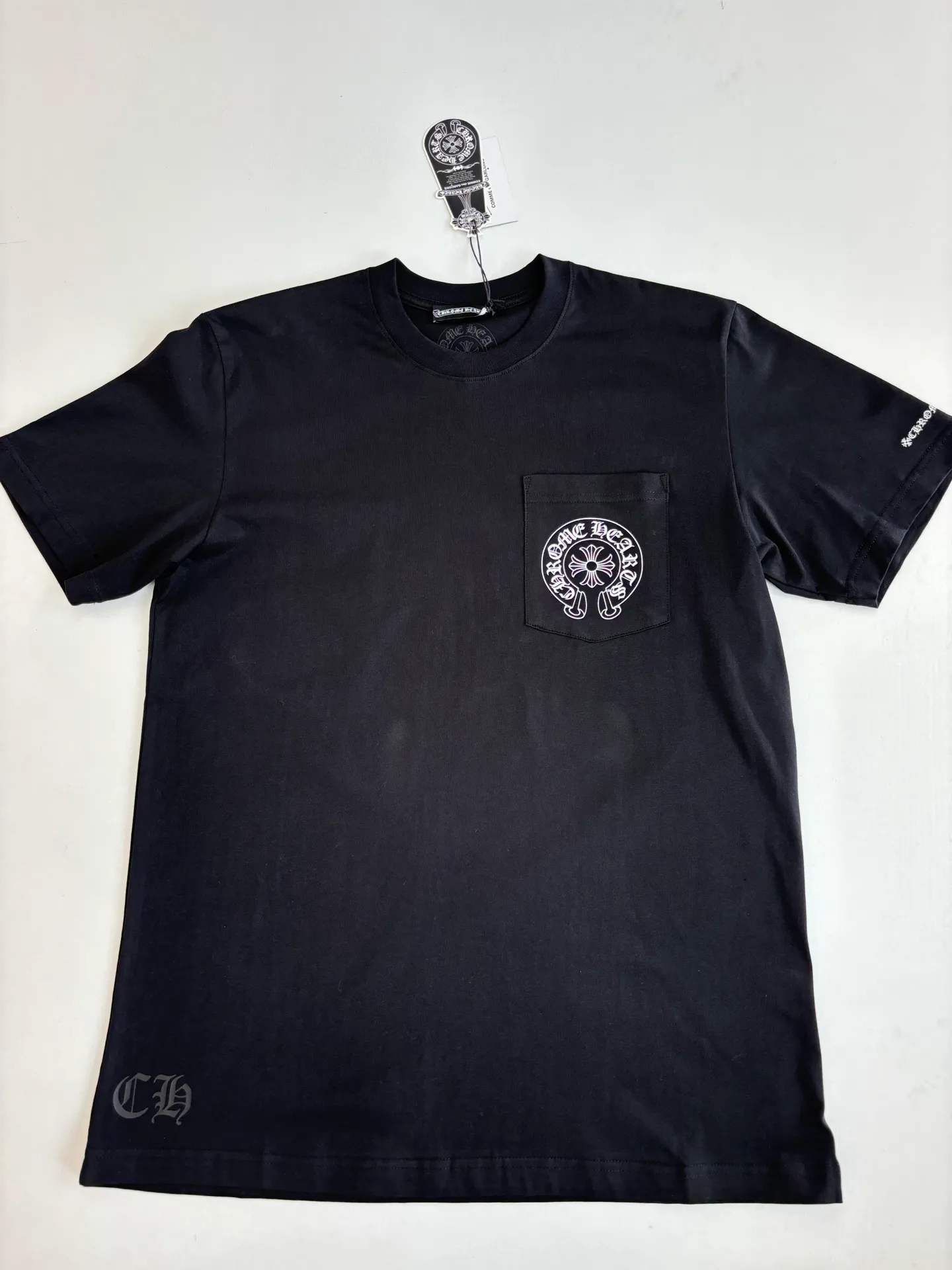 P226 Chrome Heart*/Chrome Heart Horseshoe print pocket printed short-sleeved T-shirt Made of the same heavy-weight pure cotton material as the original, high-count yarn is light, thin and breathable. Imported ink three-dimensional printing, skin-friendly and breathable. And through anti-shrinkage treatment, it will not be easily deformed after long-term wear. The imported ink has passed Oeko-Tex Standard 100 environmental protection certification. The color fastness reaches level 4-5, and there is no obvious fading after 50 times of washing. Strictly proofread the color management system of digital printing. Custom woven and dyed, no color difference from the original version Size: S/M/L